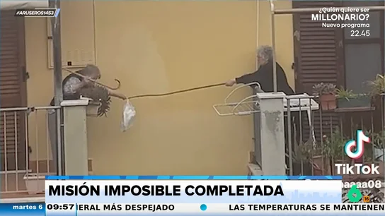 Misión imposible: así se pasan dos vecinas las cosas desde sus balcones Misión imposible: así se pasan dos vecinas las cosas desde sus balcones