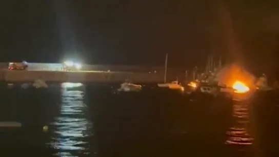 Un incendio quema tres embarcaciones de recreo en Castro Urdiales y dos se hunden Un incendio quema tres embarcaciones de recreo en Castro Urdiales y dos se hunden