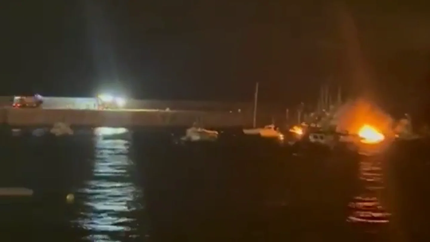 Un incendio quema tres embarcaciones de recreo en Castro Urdiales y dos se hunden Un incendio quema tres embarcaciones de recreo en Castro Urdiales y dos se hunden