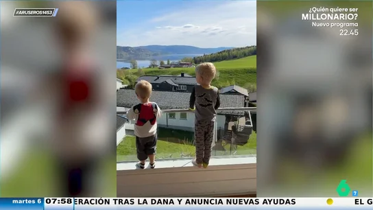 El bonito gesto de dos niños al cantar el 'cumpleaños feliz' a su vecino de 84 años a través del balcón El bonito gesto de dos niños al cantar el 'cumpleaños feliz' a su vecino de 84 años a través del balcón