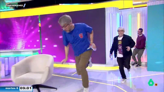 El tremendo tropezón en pleno directo de un colaborador de Aruser@s al entrar en plató: "Ves tu vida pasar por delante" El tremendo tropezón en pleno directo de un colaborador de Aruser@s al entrar en plató: "Ves tu vida pasar por delante"