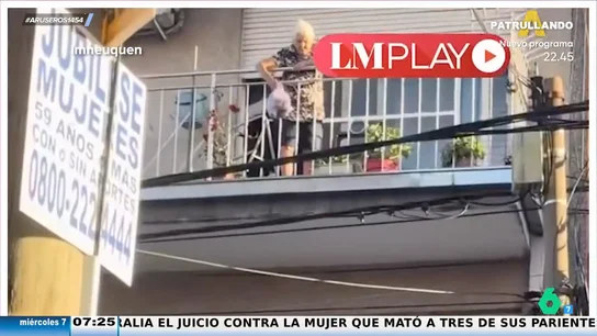 La extraordinaria puntería al lanzar la basura vuelve viral a una abuela en TikTok La extraordinaria puntería al lanzar la basura vuelve viral a una abuela en TikTok