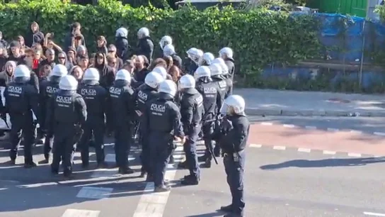 La Guardia Urbana de Barcelona desaloja el asentamiento de chabolas en Vallcarca La Guardia Urbana de Barcelona desaloja el asentamiento de chabolas en Vallcarca