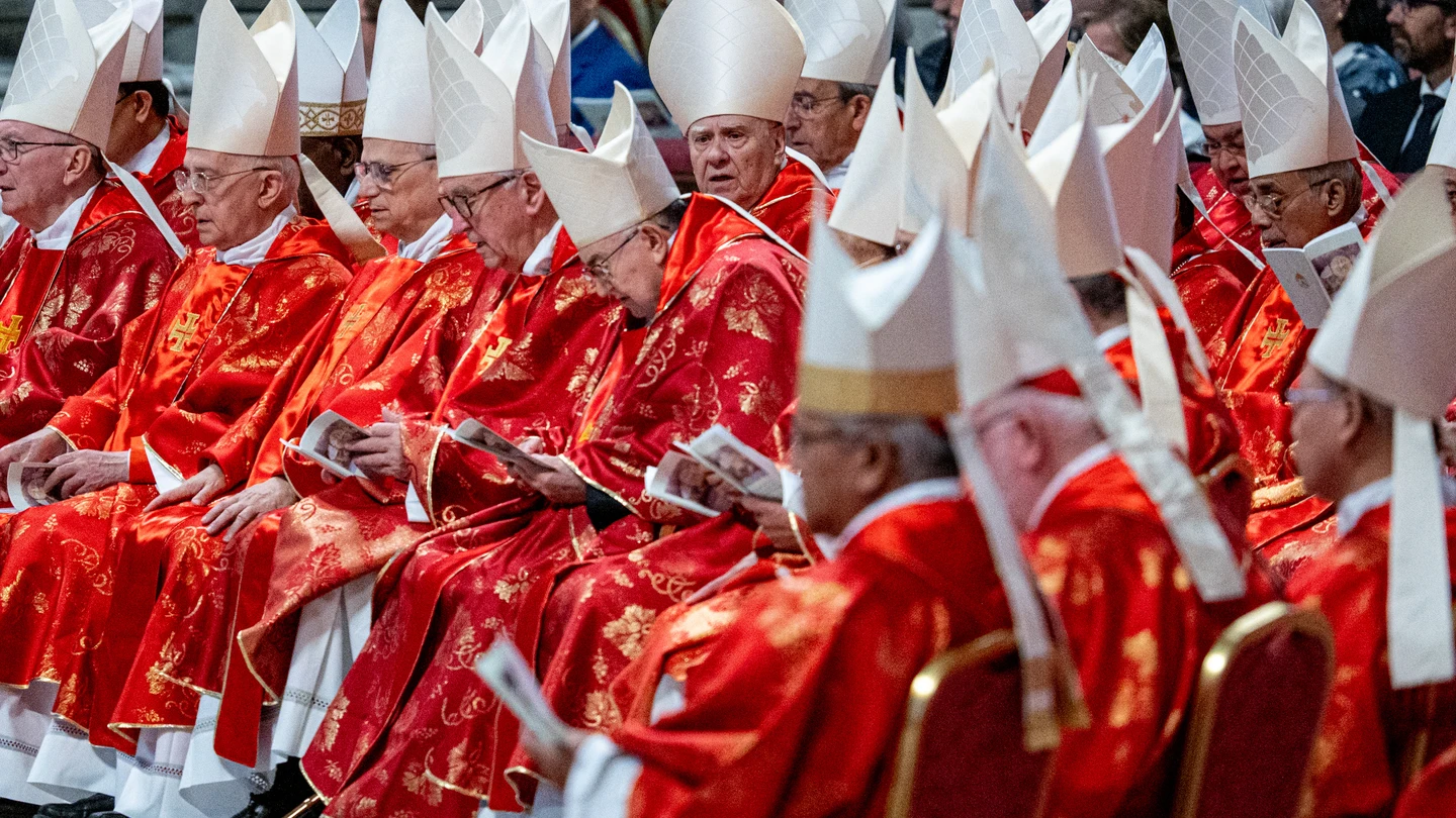 Los cardenales, durante la misa que dio inicio al cónclave para elegir al sucesor del papa Francisco Los cardenales, durante la misa que dio inicio al cónclave para elegir al sucesor del papa Francisco