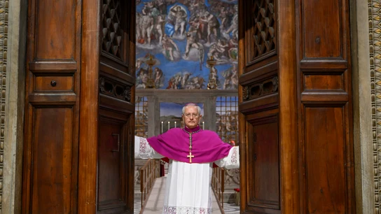 Así fue el espectacular cierre de puertas de la Capilla Sixtina (y su similitud con 'Cónclave', la película) Así fue el espectacular cierre de puertas de la Capilla Sixtina (y su similitud con 'Cónclave', la película)