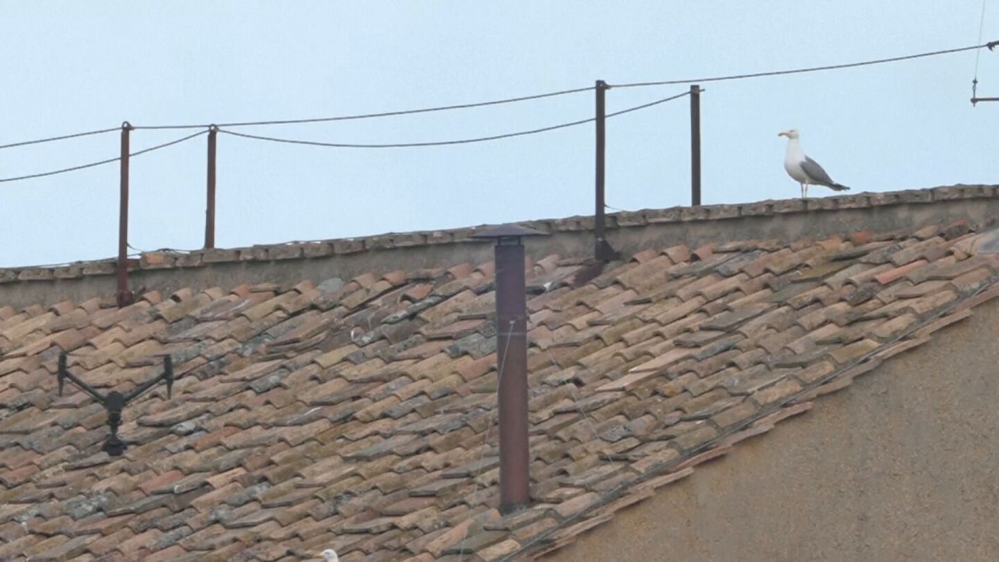 Dron sobre la chimenea de la Capilla Sixtina