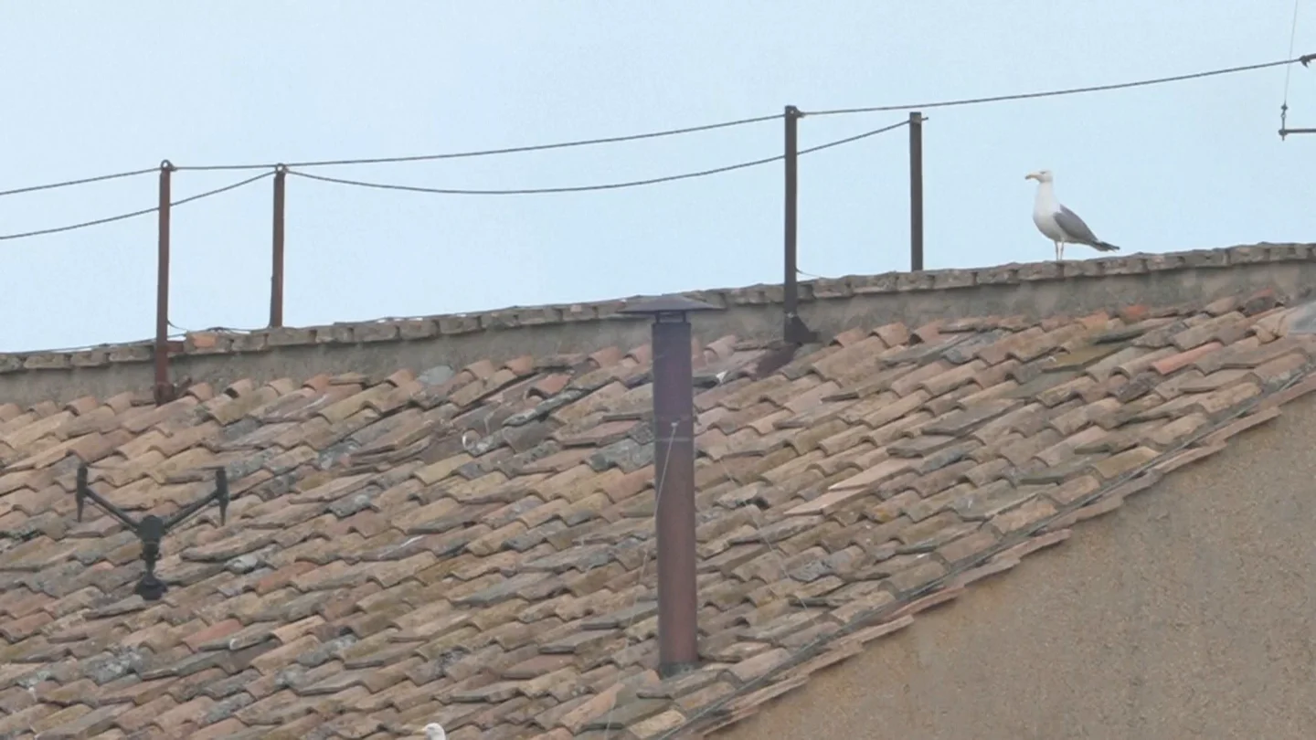 Dron sobre la chimenea de la Capilla Sixtina Dron sobre la chimenea de la Capilla Sixtina