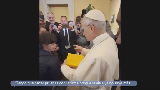 El papa le firma una Biblia a una niña El papa le firma una Biblia a una niña