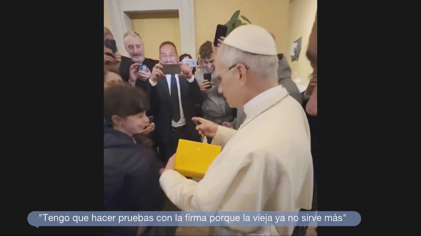 El papa le firma una Biblia a una niña El papa le firma una Biblia a una niña