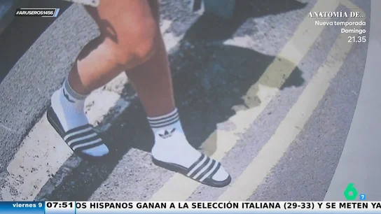 Chanclas con calcetines, la tendencia que deja sin palabras a Alfonso Arús: "Los 'guiris' tenían razón" Chanclas con calcetines, la tendencia que deja sin palabras a Alfonso Arús: "Los 'guiris' tenían razón"