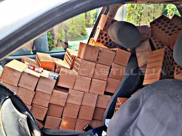 El coche lleno de ladrillos El coche lleno de ladrillos