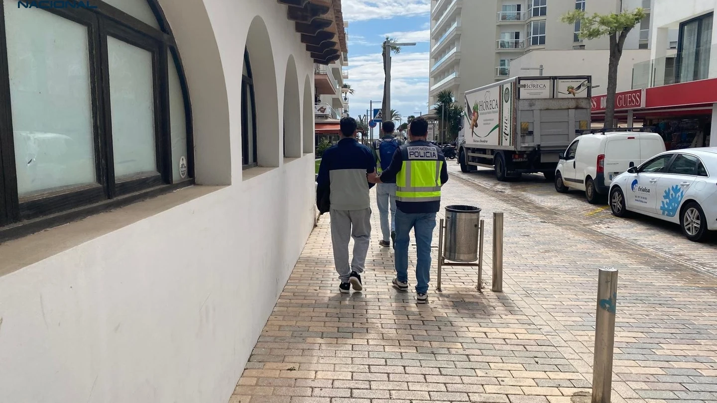 El detenido, de espaldas, junto a un agente de la Policía Nacional. El detenido, de espaldas, junto a un agente de la Policía Nacional.