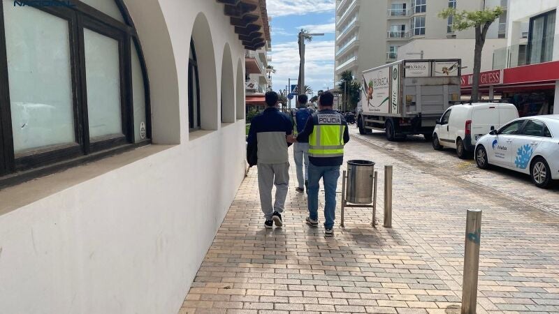 El detenido, de espaldas, junto a un agente de la Policía Nacional.