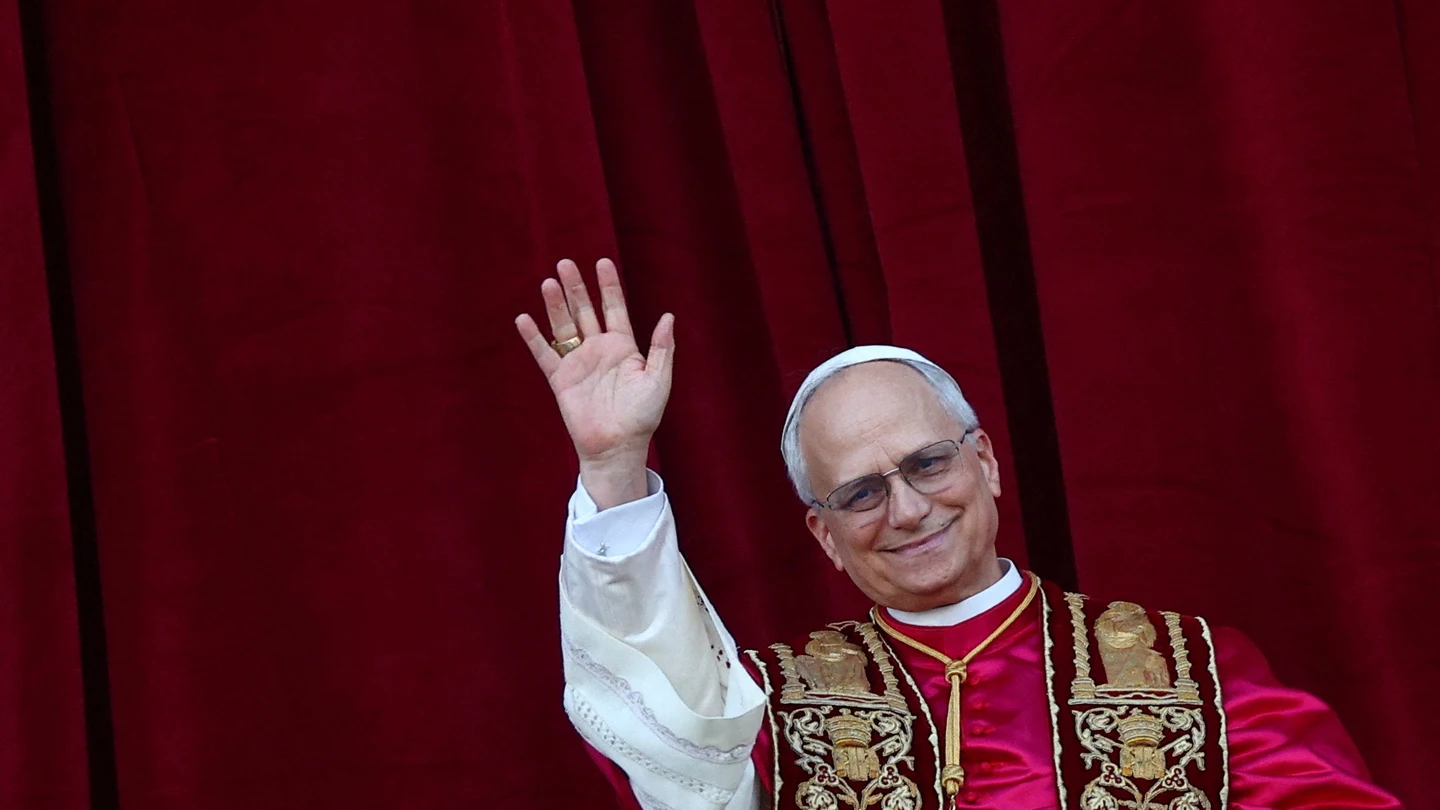 El nuevo papa, León XIV, sale al balcón de San Pedro tras ser elegido pontífice El nuevo papa, León XIV, sale al balcón de San Pedro tras ser elegido pontífice