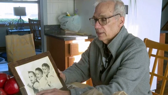 El hermano del papa, John Prevost, señala una foto antigua de sus hermanos, este 8 de mayo de 2025 en New Lennox, Illinois El hermano del papa, John Prevost, señala una foto antigua de sus hermanos, este 8 de mayo de 2025 en New Lennox, Illinois