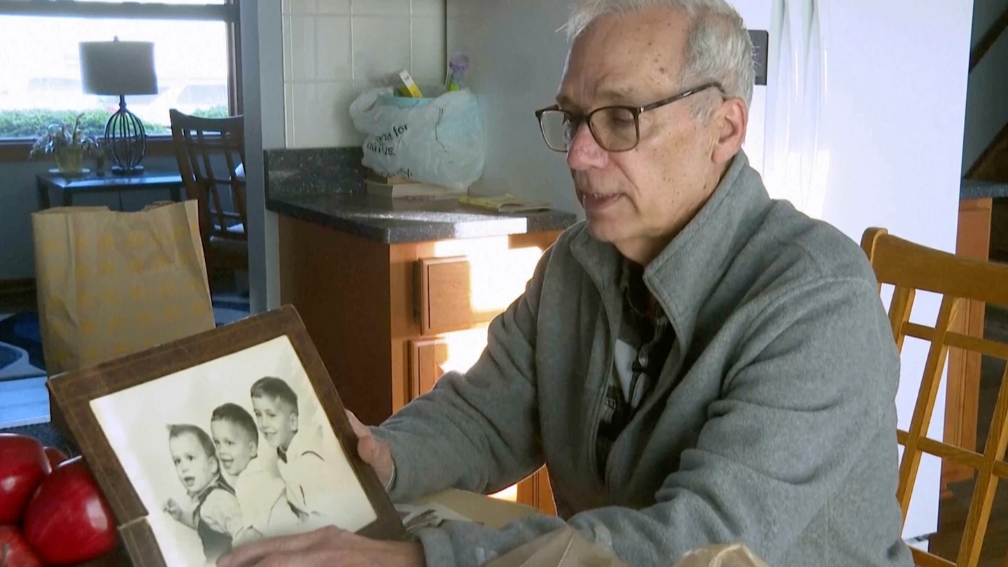 El hermano del papa, John Prevost, señala una foto antigua de sus hermanos, este 8 de mayo de 2025 en New Lennox, Illinois El hermano del papa, John Prevost, señala una foto antigua de sus hermanos, este 8 de mayo de 2025 en New Lennox, Illinois
