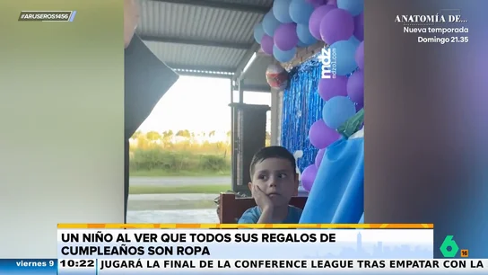 La divertida reacción de un niño al ver sus regalos de cumpleaños: "Es horrible, ¿cuánta ropa?" La divertida reacción de un niño al ver sus regalos de cumpleaños