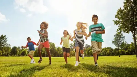 La miopía juvenil se puede retrasar con dos horas de actividades al aire libre La miopía juvenil se puede retrasar con dos horas de actividades al aire libre