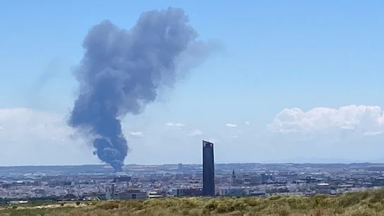 El incendio en Alcalá de Guadaíra visto desde Sevilla El incendio en Alcalá de Guadaíra visto desde Sevilla