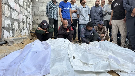 Palestinos velan a sus muertos en Jan Yunis, en el sur de la Franja de Gaza Palestinos velan a sus muertos en Jan Yunis, en el sur de la Franja de Gaza