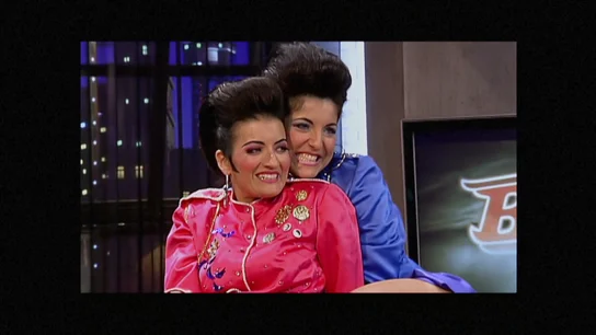 El "esperpéntico" baile del 'Chiki chiki' con Silvia Abril y a Alejandra Jiménez como 'Disco y Gráfica' El "esperpéntico" baile del 'Chiki chiki' con Silvia Abril y a Alejandra Jiménez como 'Disco y Gráfica'