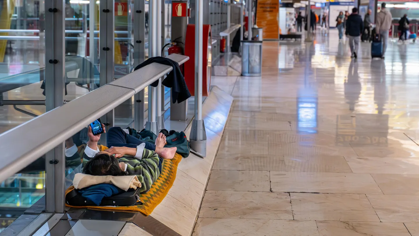 Personas sin hogar y en situación de vulnerabilidad duermen en el aeropuerto de Madrid Personas sin hogar y en situación de vulnerabilidad duermen en el aeropuerto de Madrid