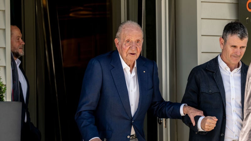 El rey emérito, Juan Carlos de Borbón a su salida este miércoles, de un restaurante en O Grove (Pontevedra).