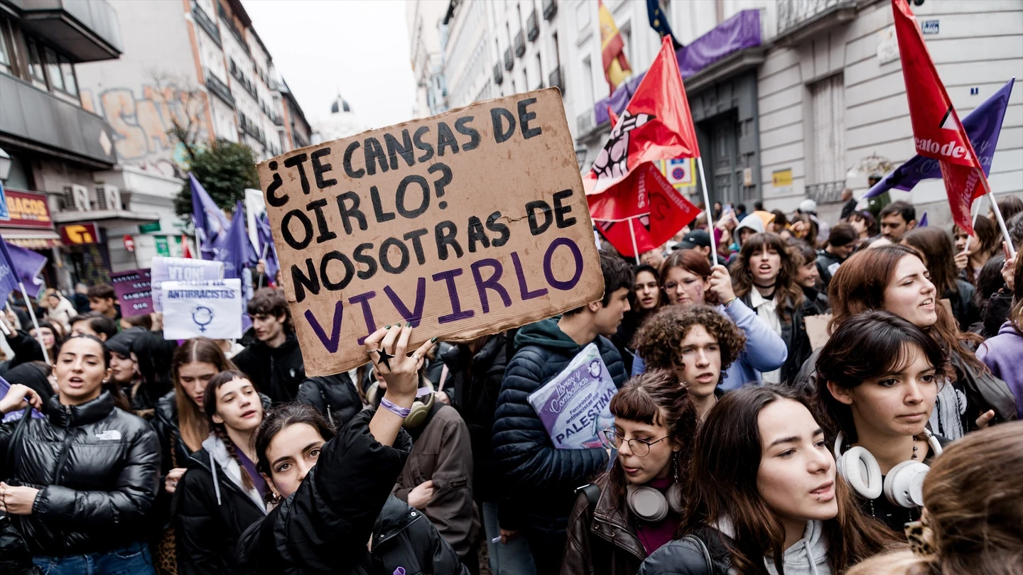 Varias mujeres con carteles durante una manifestación por el Día Internacional de la Mujer, 8M Varias mujeres con carteles durante una manifestación por el Día Internacional de la Mujer, 8M