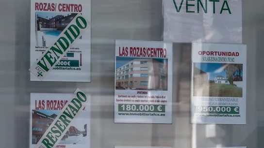 Anuncios de venta de vivienda en un escaparate.  Anuncios de venta de vivienda en un escaparate.
