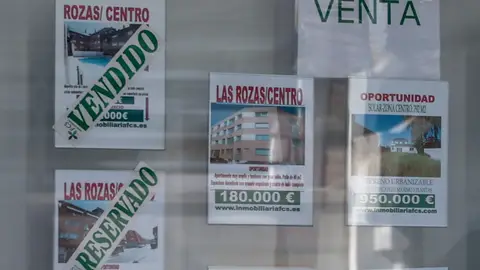 Anuncios de venta de vivienda en un escaparate. Anuncios de venta de vivienda en un escaparate.