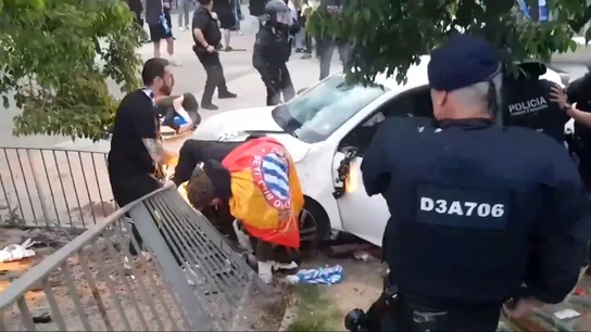 Momento del atropello antes del derbi en Barcelona Momento del atropello antes del derbi en Barcelona
