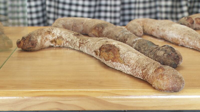 El Garrote del Santo, un pan dulce típico de Madrid que emula al garrote de San Isidro.
