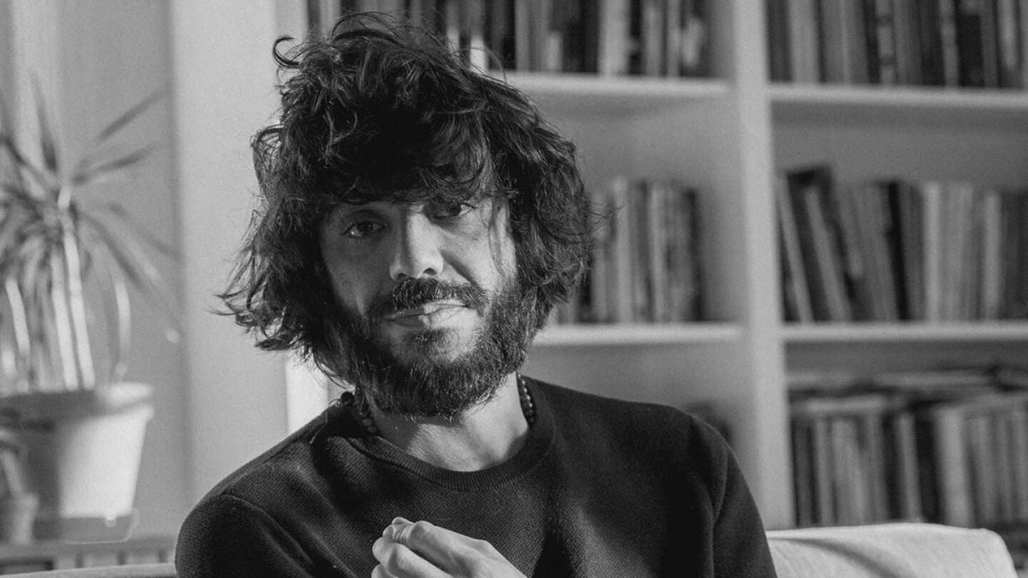 El escritor Kaveh Akbar