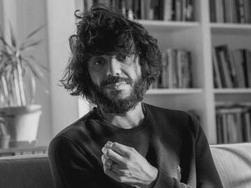 El escritor Kaveh Akbar
