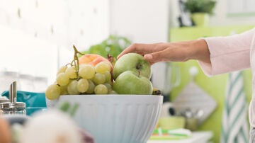 Manzanas y uvas en una cocina