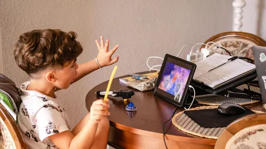 Un niño ante una tablet Un niño ante una tablet