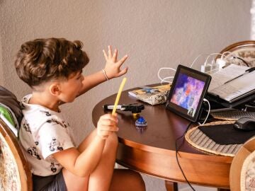 Un niño ante una tablet