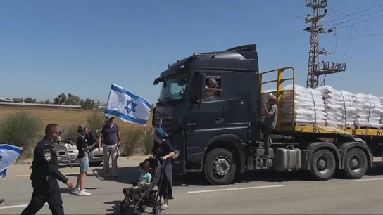Momento en el que varios ultras del grupo Tzav 9 frenan a un camión con ayuda humanitaria Momento en el que varios ultras del grupo Tzav 9 frenan a un camión con ayuda humanitaria