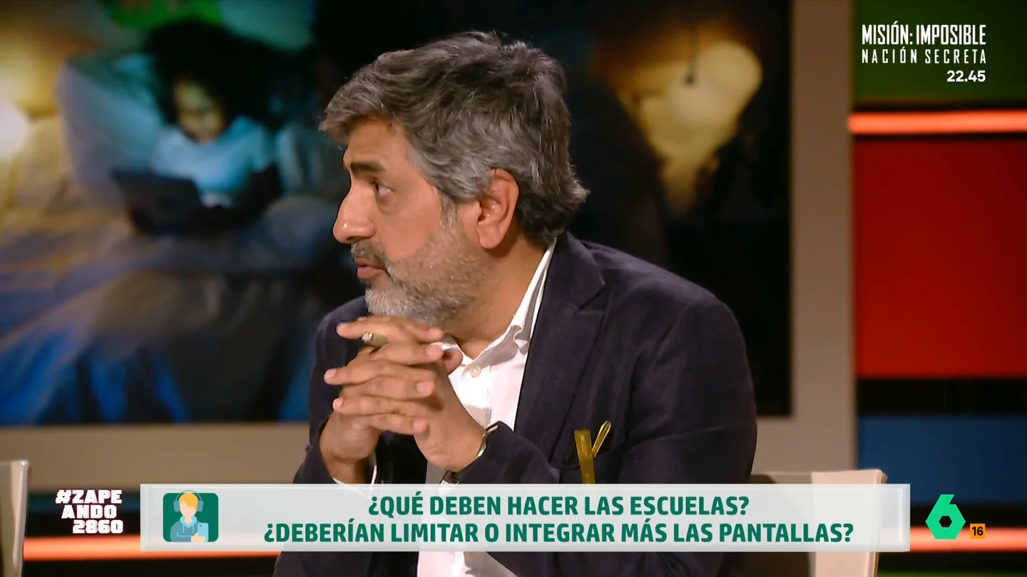 "No añaden gran cosa a la educación": Arun Mansukhani explica qué deberían hacer los colegios con las pantallas Arun Mansukhani habla de nuevo sobre los jóvenes y las pantallas y en este vídeo expresa su opinión sobre qué deberían hacer los colegios con ellas: "Frenarlas y eliminarlas".