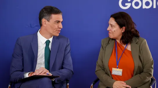 Pedro Sánchez conversa con la presidenta de la Associació de Víctimes de la Dana-29 d'Octubre durante la reunión de este jueves. Pedro Sánchez conversa con la presidenta de la Associació de Víctimes de la Dana-29 d'Octubre durante la reunión de este jueves.