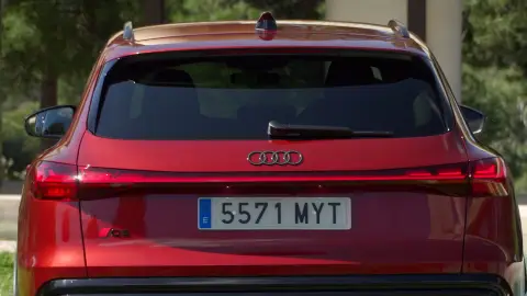 Parte trasera del nuevo Audi Q5 2025 Parte trasera del nuevo Audi Q5 2025