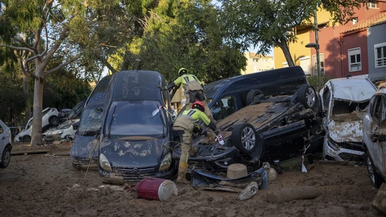 Varios bomberos buscan a personas entre coches, a 2 de noviembre de 2024, en Alfafar, Valencia. Varios bomberos buscan a personas entre coches, a 2 de noviembre de 2024, en Alfafar, Valencia.