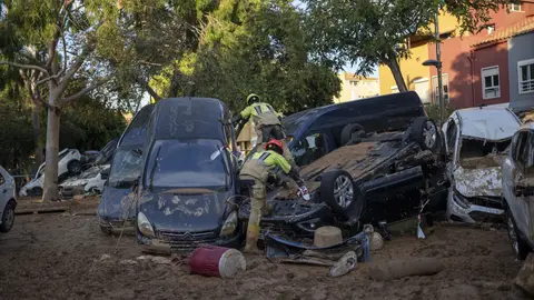 Varios bomberos buscan a personas entre coches, a 2 de noviembre de 2024, en Alfafar, Valencia. Varios bomberos buscan a personas entre coches, a 2 de noviembre de 2024, en Alfafar, Valencia.