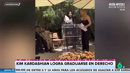 Kim Kardashian se gradúa en Derecho y saca a la venta un sujetador con piercings en los pezones Kim Kardashian se gradúa en Derecho y saca a la venta un sujetador con piercings en los pezones