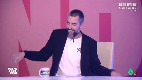Dani Mateo hace su propia versión de la canción más viral de Eurovisión: "Mis amores empieza Zapeando, Zapeando..." El presentador del programa se ha declarado fan de la canción de Tommy Cash que consiguió el tercer puesto en el Festival de Eurovisión. Por ello, no ha dudado en versionar el tema pero con una letra especial para Zapeando.