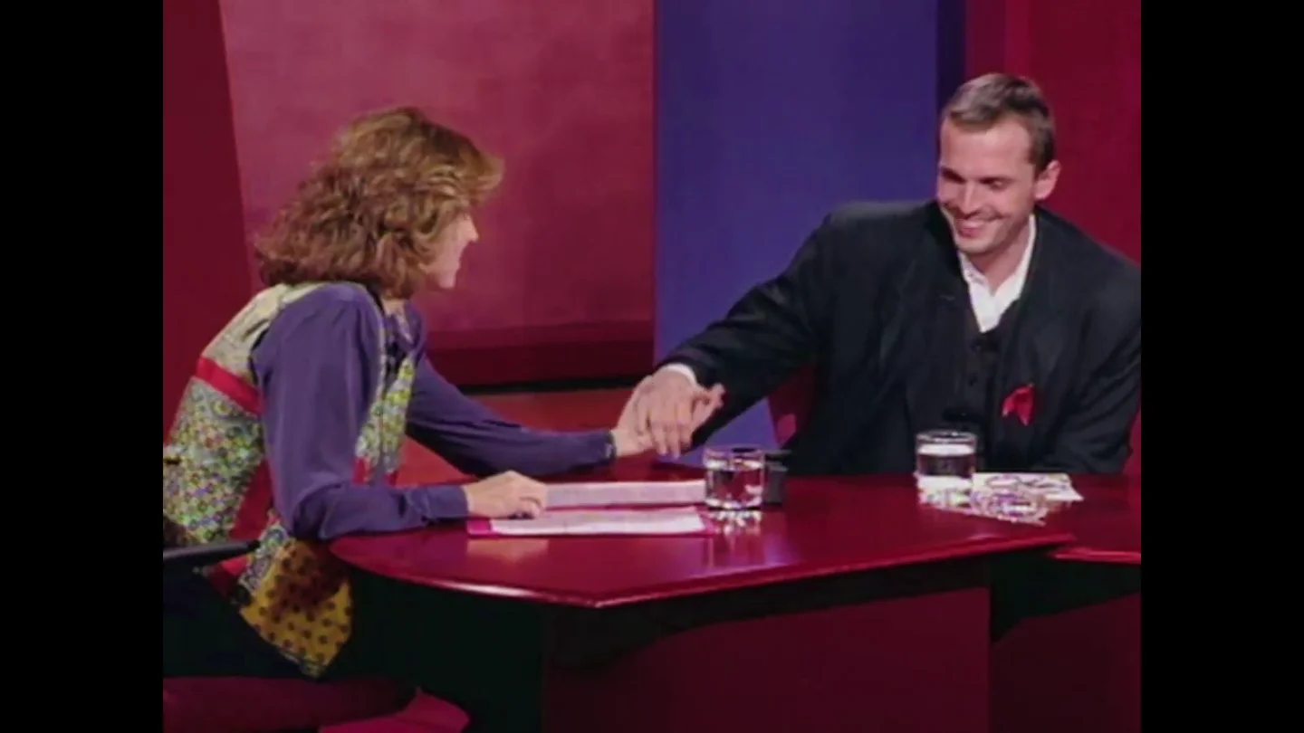 El día que Miguel Bosé rompió a llorar en el programa de Mercedes Milá para demostrar que estaba vivo y no tenía sida: "Tuvimos que parar" El día que Miguel Bosé rompió a llorar en el programa de Mercedes Milá para demostrar que estaba vivo y no tenía sida: "Tuvimos que parar"