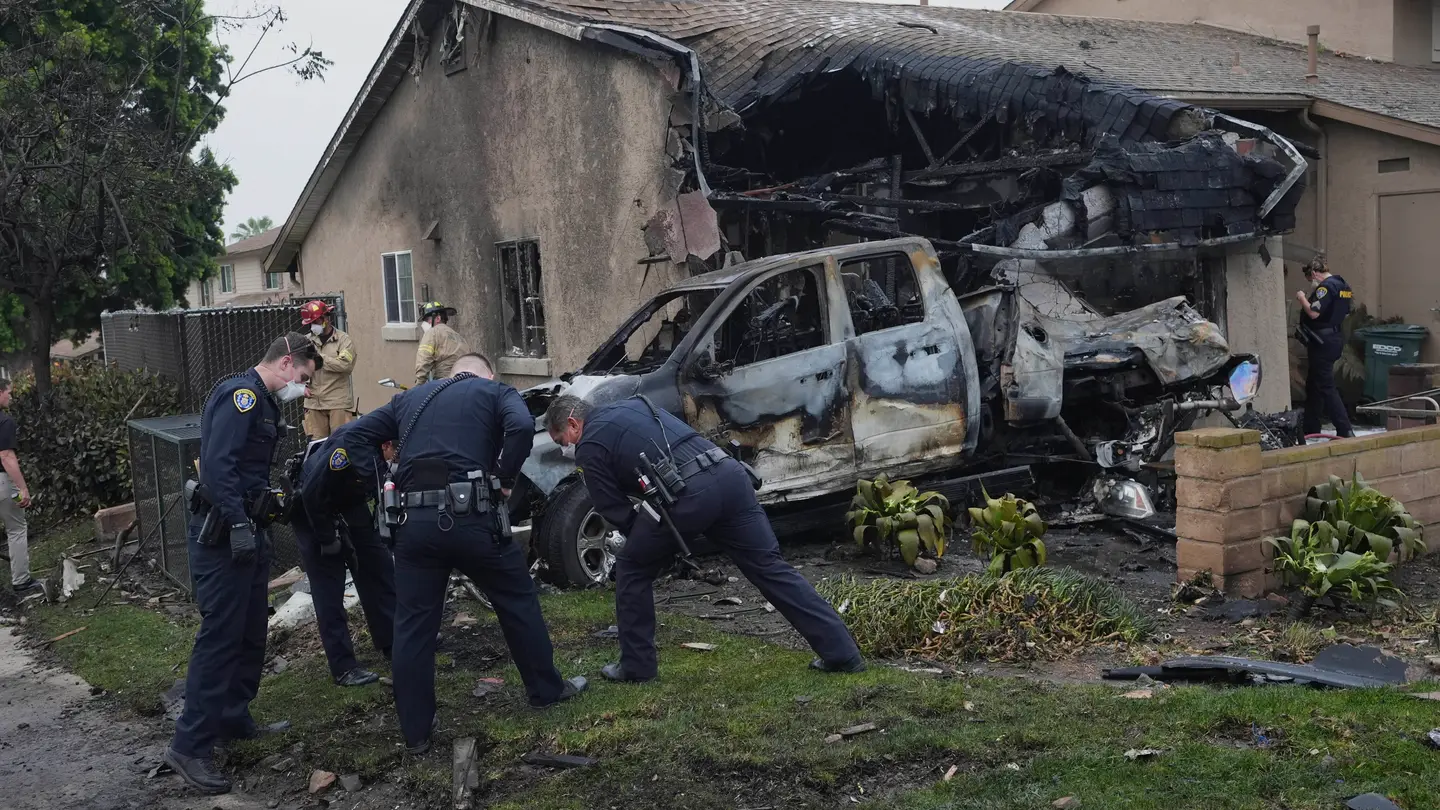 Una avioneta se estrella en un barrio residencial de San Diego, California Una avioneta se estrella en un barrio residencial de San Diego, California