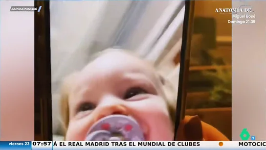 Una bebé roba el móvil a sus padres durante una videollamada con la abuela y sale a correr a toda velocidad Una bebé roba el móvil a sus padres durante una videollamada con la abuela y sale a correr a toda velocidad
