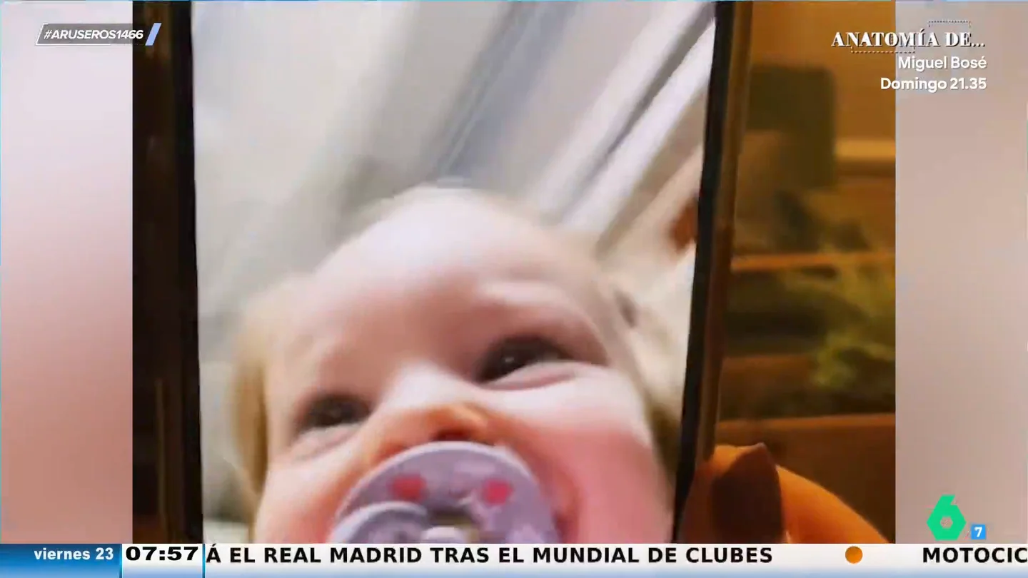 Una bebé roba el móvil a sus padres durante una videollamada con la abuela y sale a correr a toda velocidad Una bebé roba el móvil a sus padres durante una videollamada con la abuela y sale a correr a toda velocidad