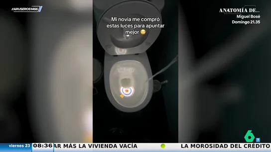 Harta de ver que su novio no apunta al orinar le compra una diana para el inodoro Harta de ver que su novio no apunta al orinar le compra una diana para el inodoro